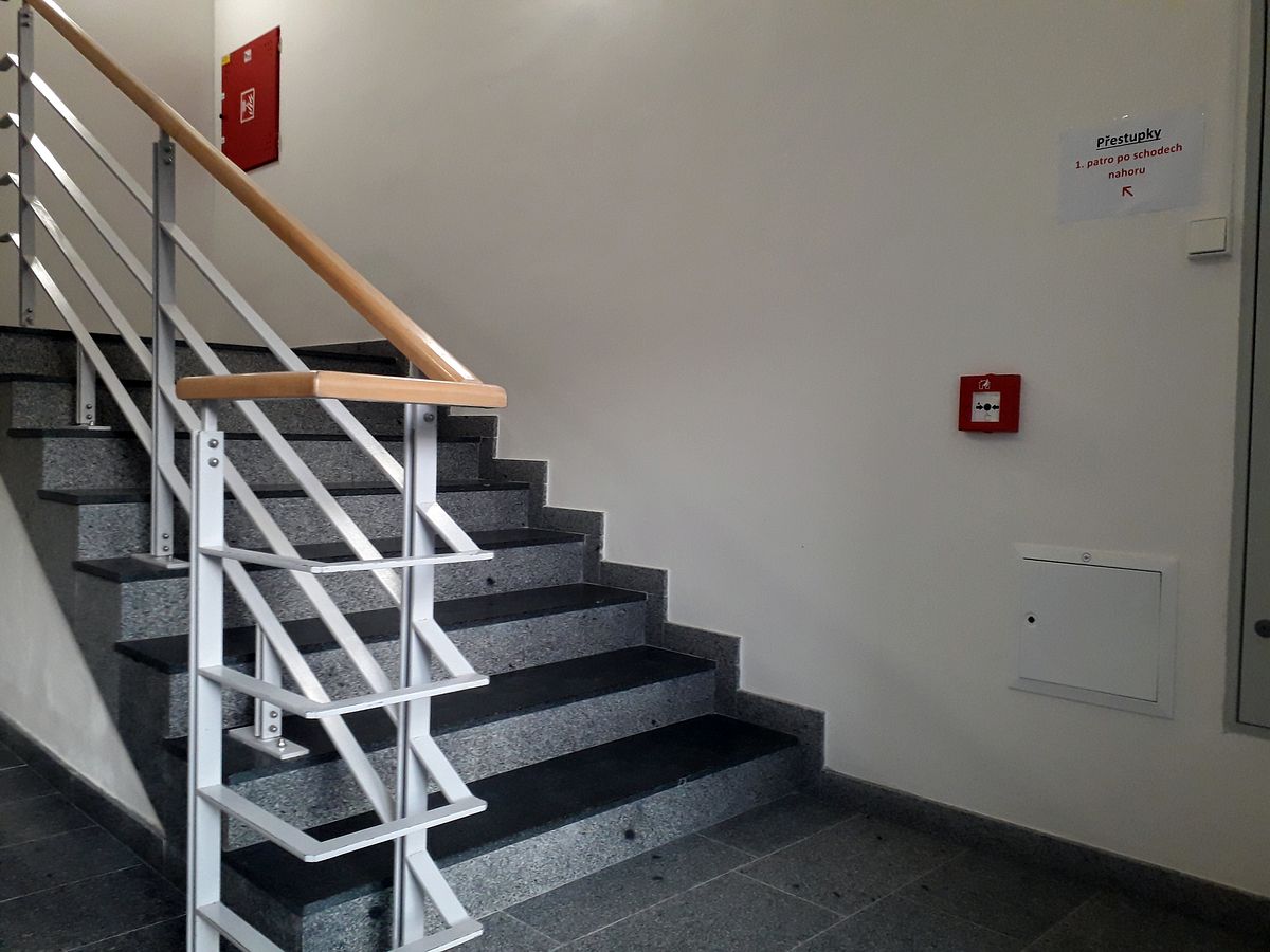 kopie z schodiště směr patro přestupky.jpg