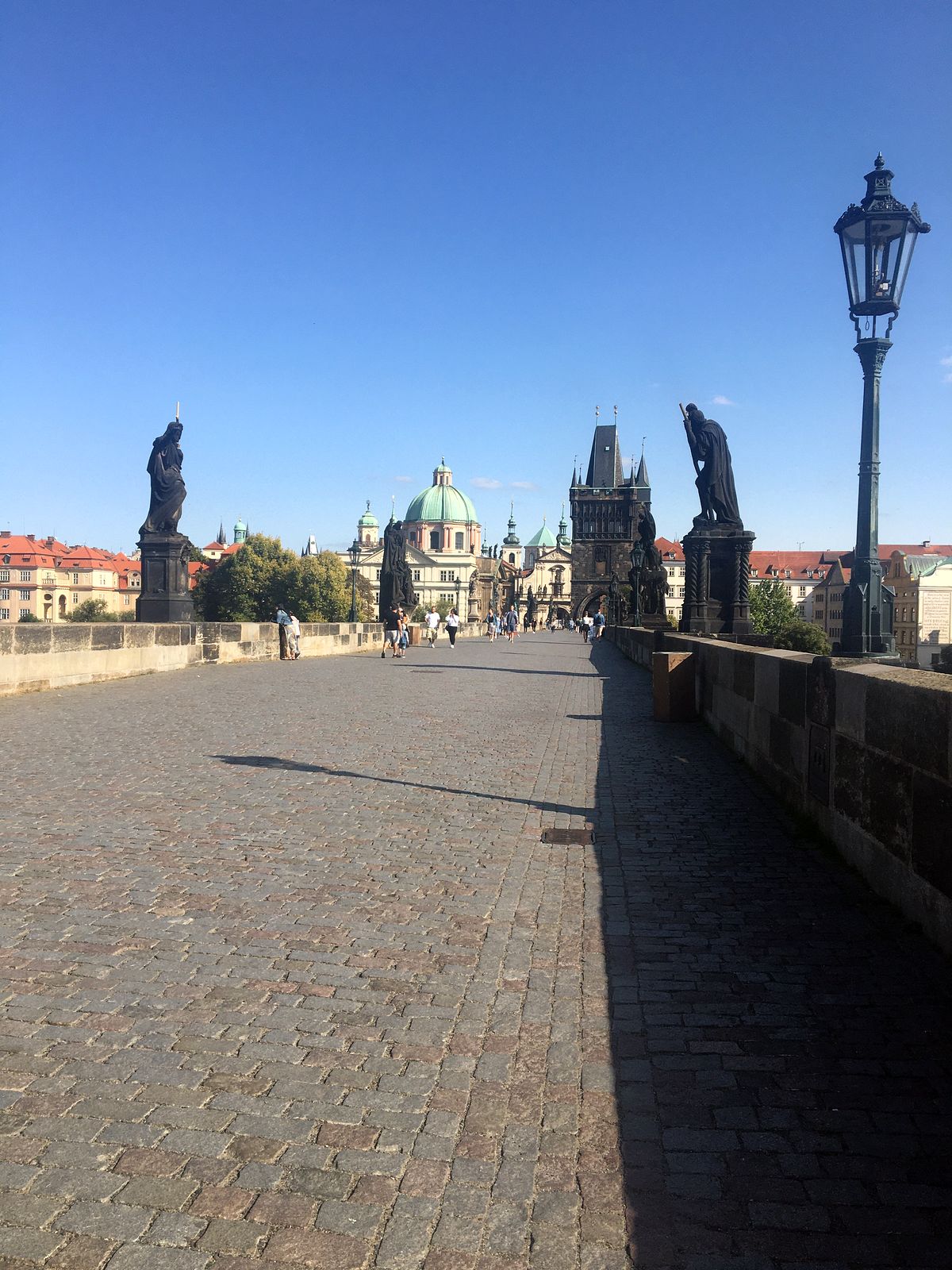 Senioři naslouchali sochám na Karlově mostě  - 001 - IMG-3485.JPG