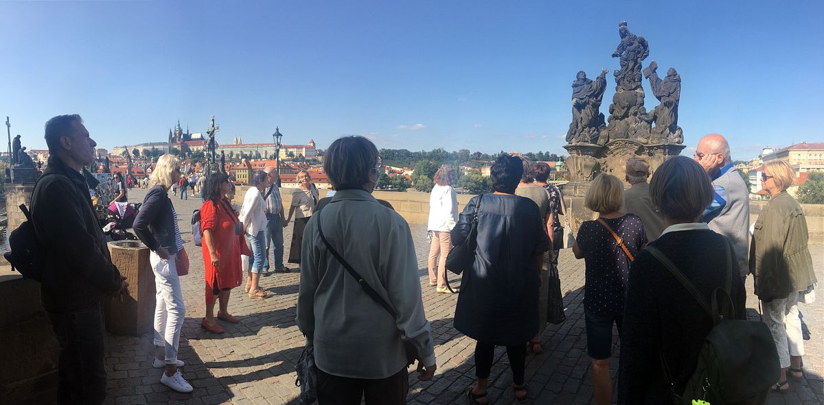 Senioři naslouchali sochám na Karlově mostě  - 002 - IMG-3484.JPG