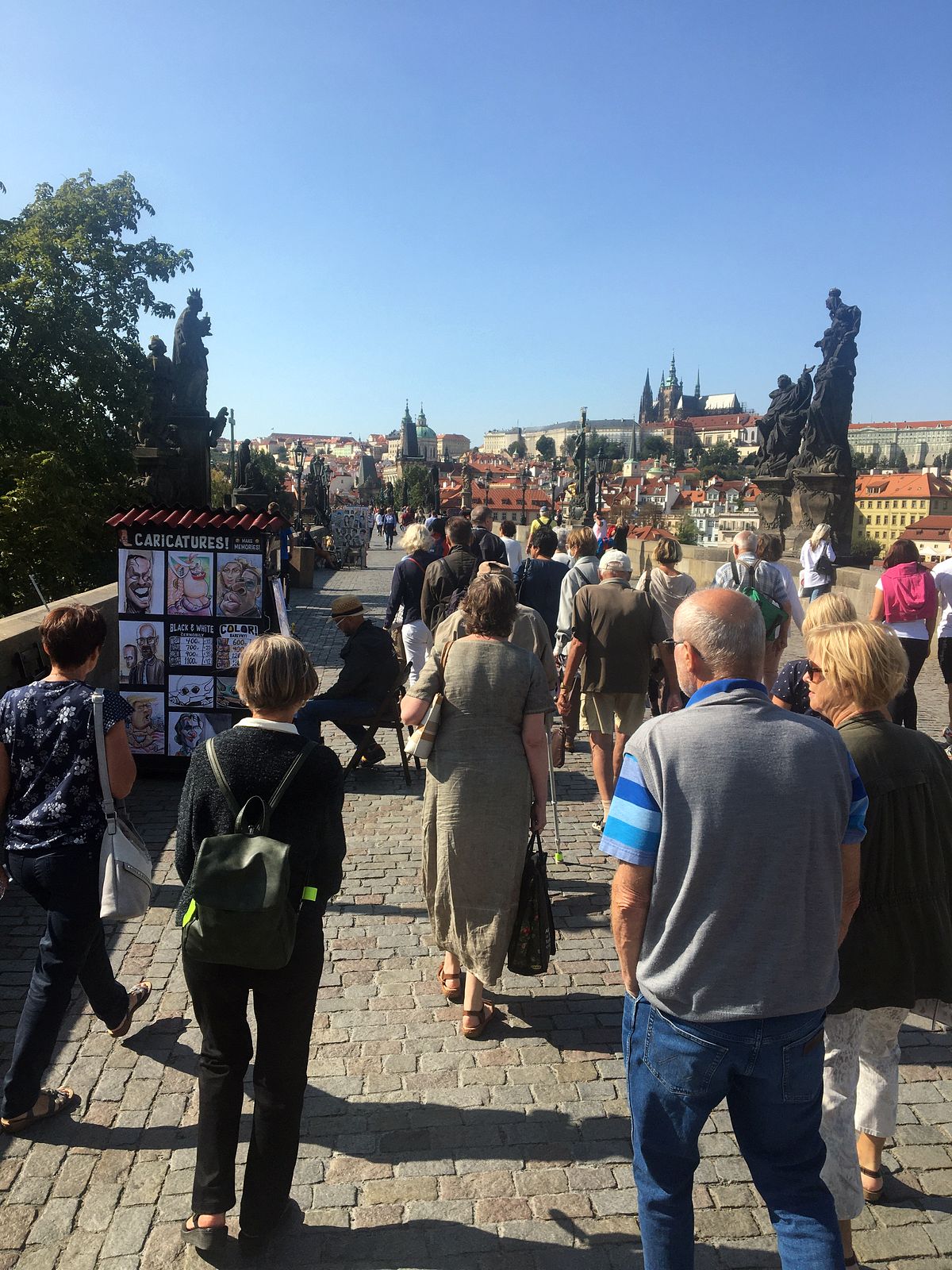 Senioři naslouchali sochám na Karlově mostě  - 003 - IMG-3482.JPG