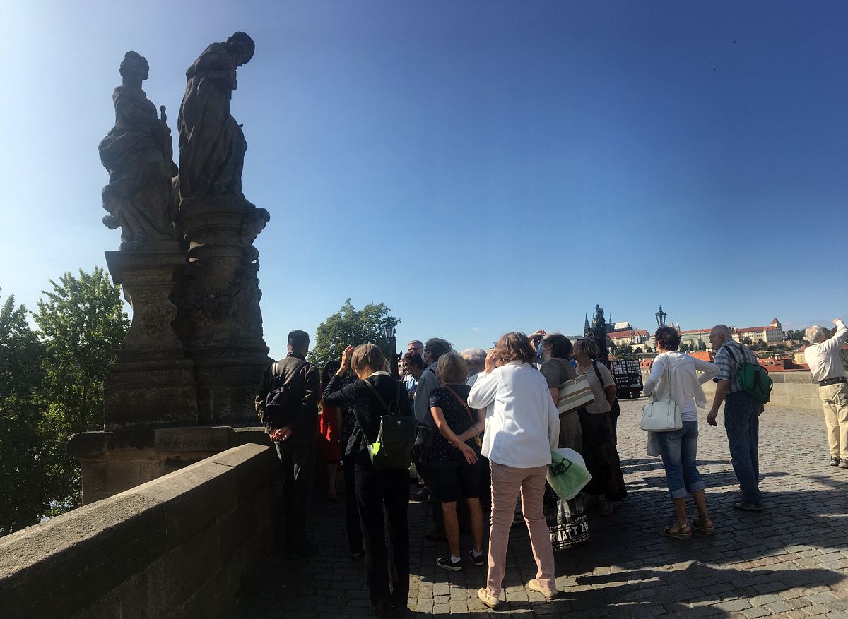 Senioři naslouchali sochám na Karlově mostě  - 004 - IMG-3480.JPG