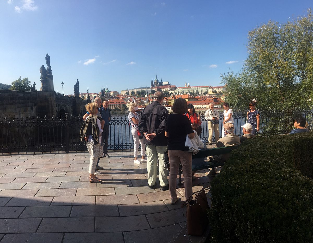 Senioři naslouchali sochám na Karlově mostě  - 005 - IMG-3477.JPG