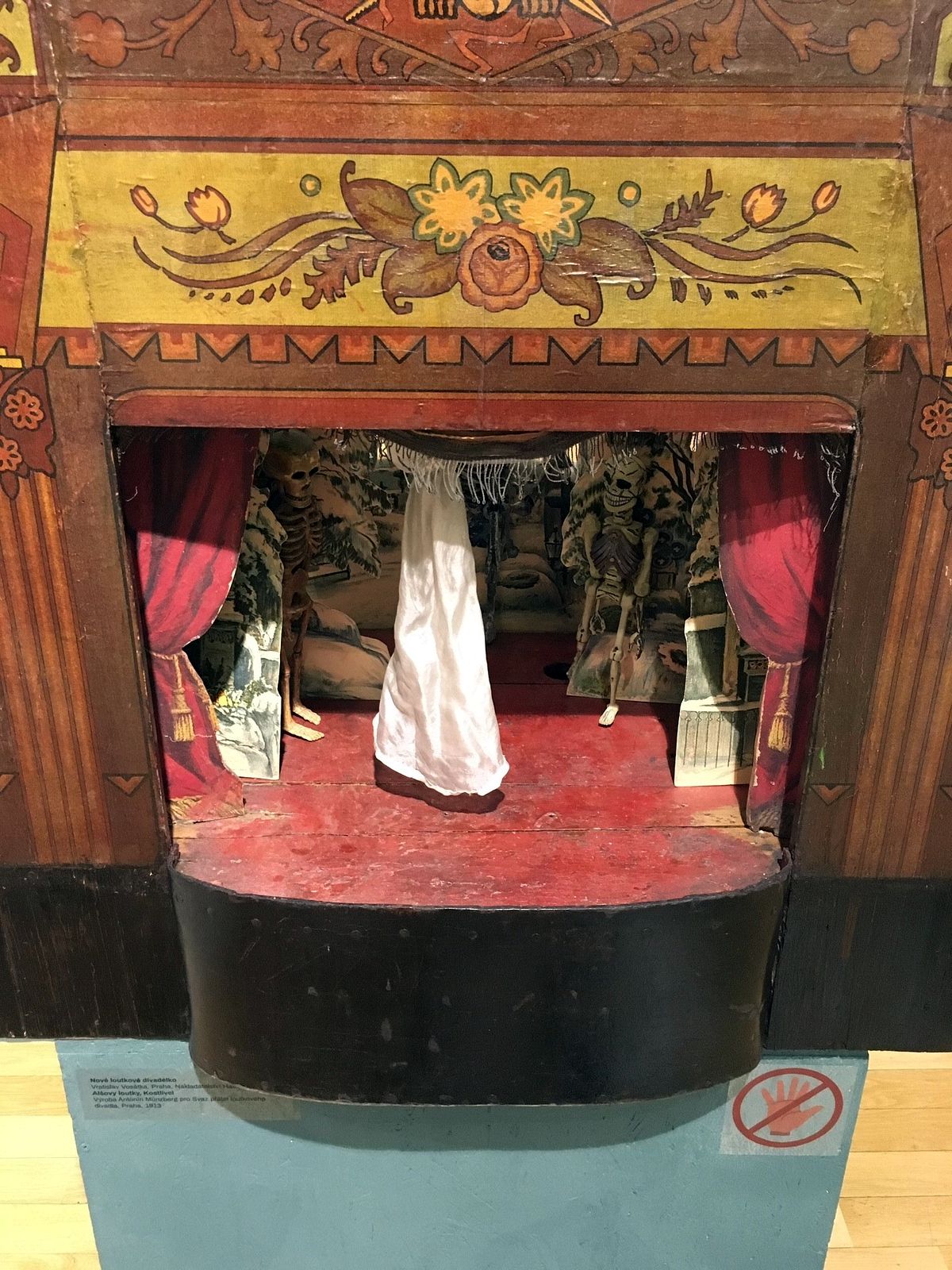 Umění loutky na zámku Chvaly  004.jpg