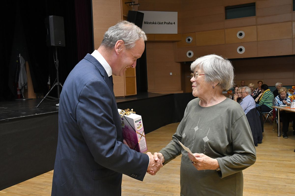 Věk je jenom číslo - oslava Mezinárodního dne seniorů 2019  064.JPG