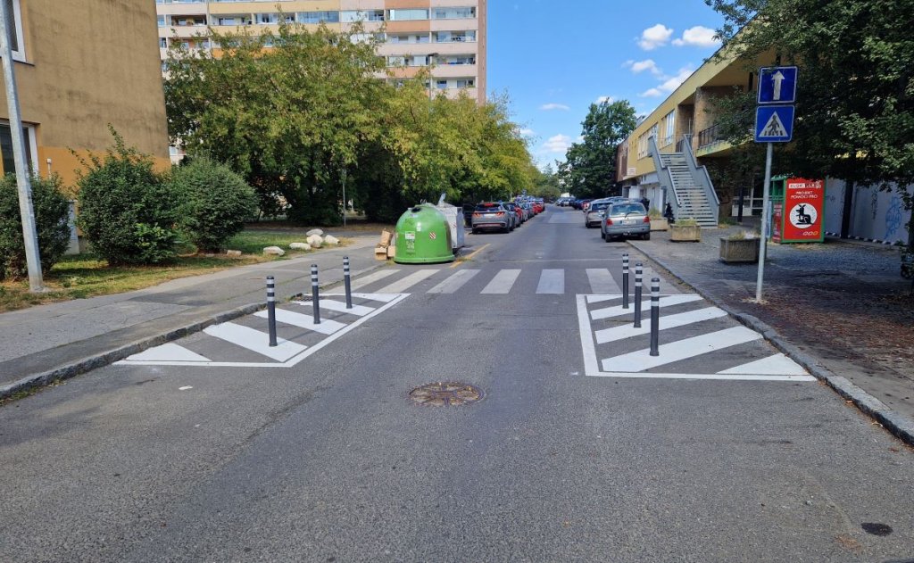 Bezpečnostní sloupky u přechodu v Jílovské ulici.