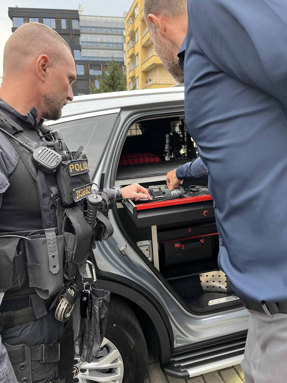 Městská část Praha 4 pořídila pro policisty Pohotovostní motorizované jednotky (PMJ) dva termovizní monokuláry v celkové hodnotě 100 tisíc korun. Věcný dar jim předal starosta Ondřej Kubín (ODS). Přístroje budou sloužit ve vozidle tzv. Velitele policie a využijí se zejména při pátracích akcích, ať už za špatného počasí, při hledání pohřešovaných osob nebo pachatelů závažné trestné činnosti.