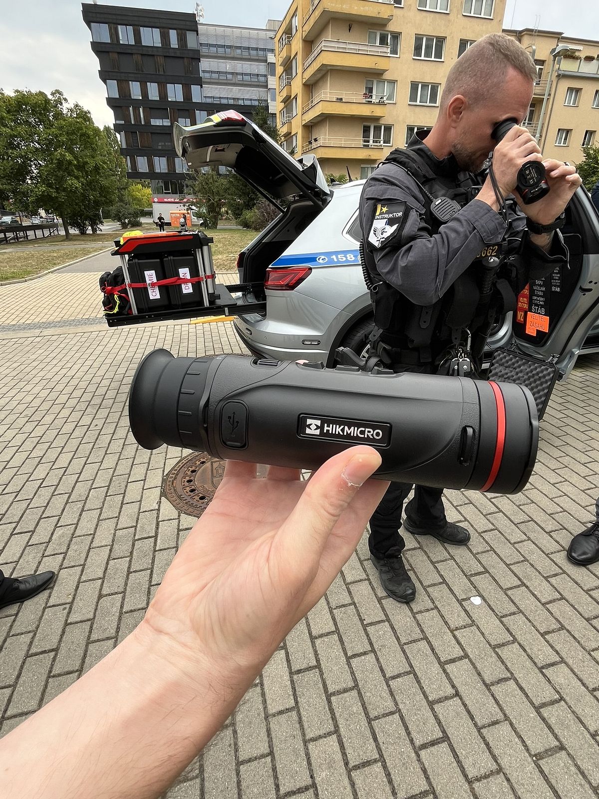 Praha 4 pořídila policistům Pohotovostní motorizované jednotky (PMJ) termovizní monokuláry - 02