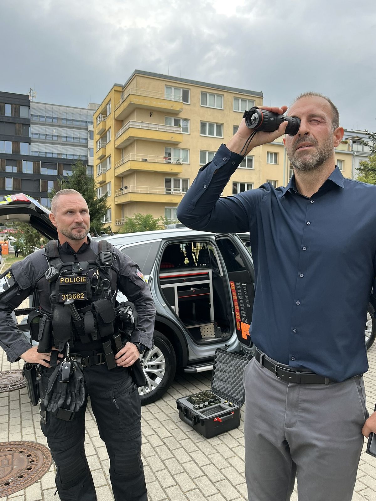 Praha 4 pořídila policistům Pohotovostní motorizované jednotky (PMJ) termovizní monokuláry - 03