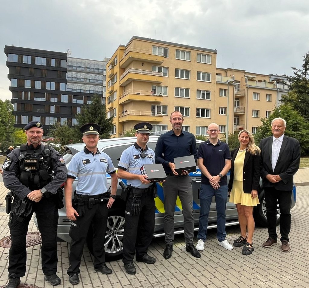 Městská část Praha 4 pořídila pro policisty Pohotovostní motorizované jednotky (PMJ) dva termovizní monokuláry v celkové hodnotě 100 tisíc korun. Věcný dar jim předal starosta Ondřej Kubín (ODS). Přístroje budou sloužit ve vozidle tzv. Velitele policie a využijí se zejména při pátracích akcích, ať už za špatného počasí, při hledání pohřešovaných osob nebo pachatelů závažné trestné činnosti.