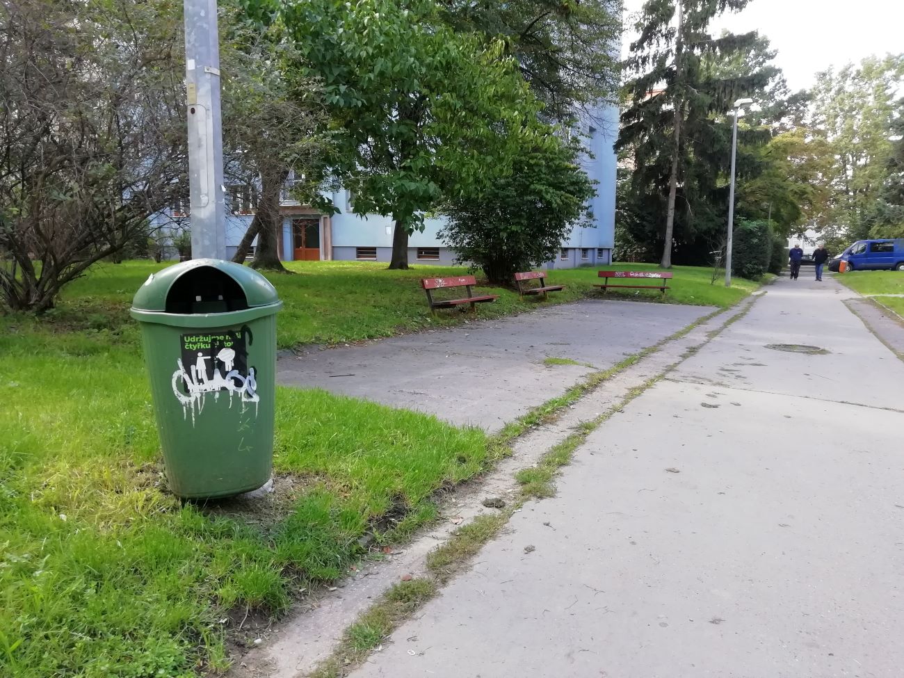 Promenáda sídliště Antala Staška koš lavičky