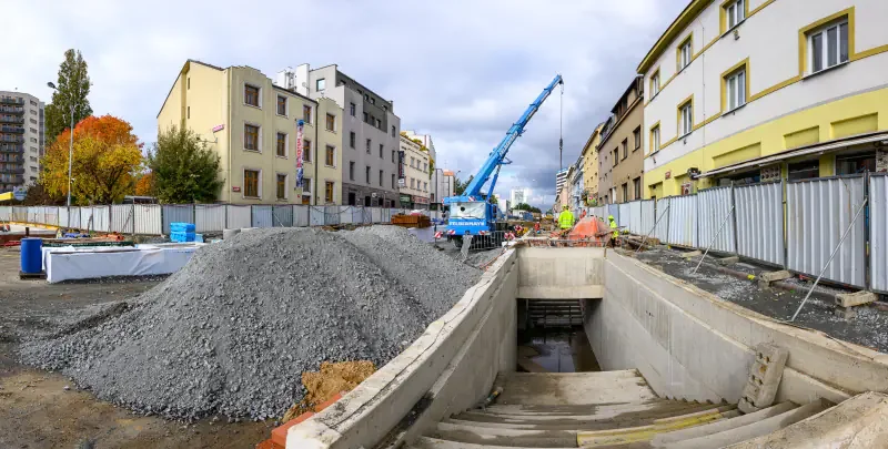 Výstavba metra D v ulici Na Strži.