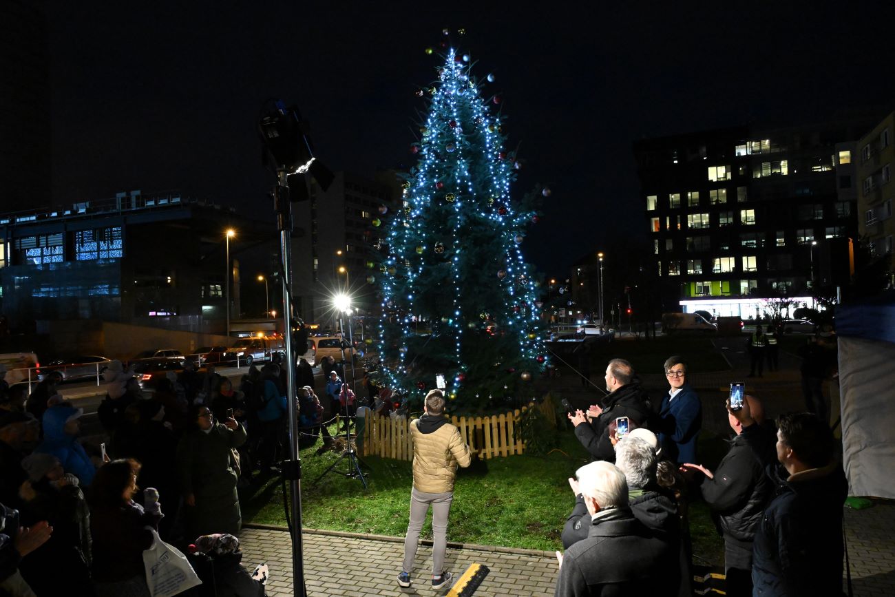 Rozsvěcení vánočního stromu u budovy úřadu MČ Praha 4.9