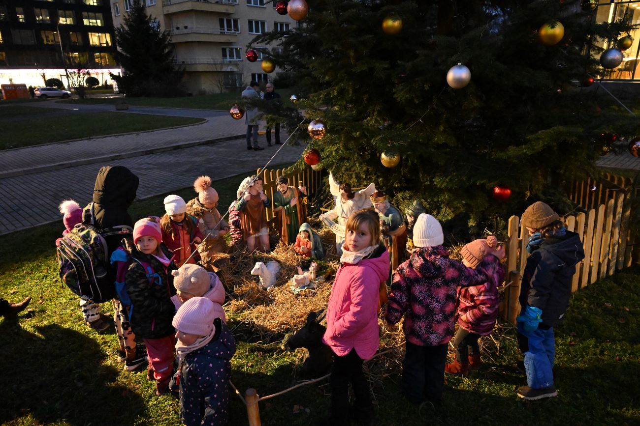 Rozsvěcení vánočního stromu u budovy úřadu MČ Praha 4.